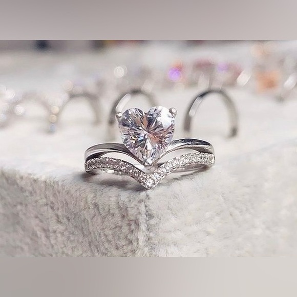 Exquisite White Sapphire 925 Sterling Silver Heart Shaped Ring Size 5 1/2 - Picture 4 of 15